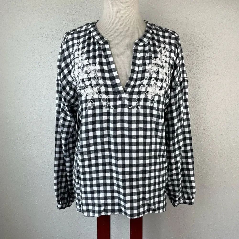 American Eagle Black and White Plaid V-Neck Top Size XS EUC
